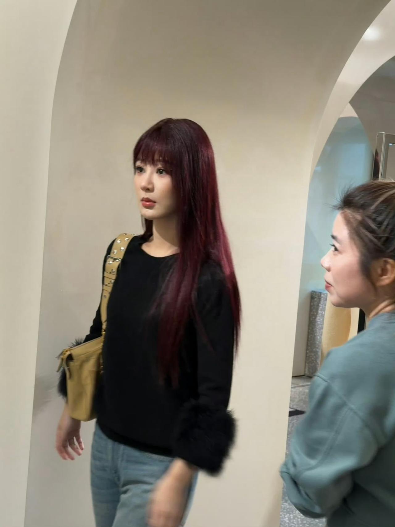 有人理解吗？杨紫为啥非得把头发弄成这样？要知道，她主演的《生命树》刚刚收官，