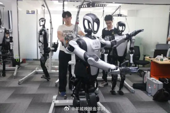 机器人“夸父”上岗！深圳工厂拣货咖啡店调咖样样行