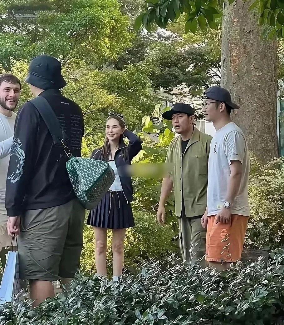 周杰伦确实是老了，像个小老头[捂脸哭]，感觉都有点配不上昆凌了！