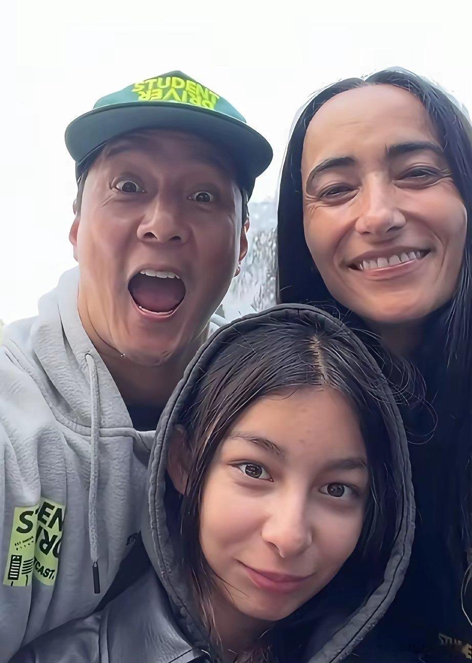 吴彦祖，彻底被老婆给带偏了！虽然夫妻俩以前都是靠颜值吃饭。​但是现在毫无疑问的是他俩现在一露面，就告