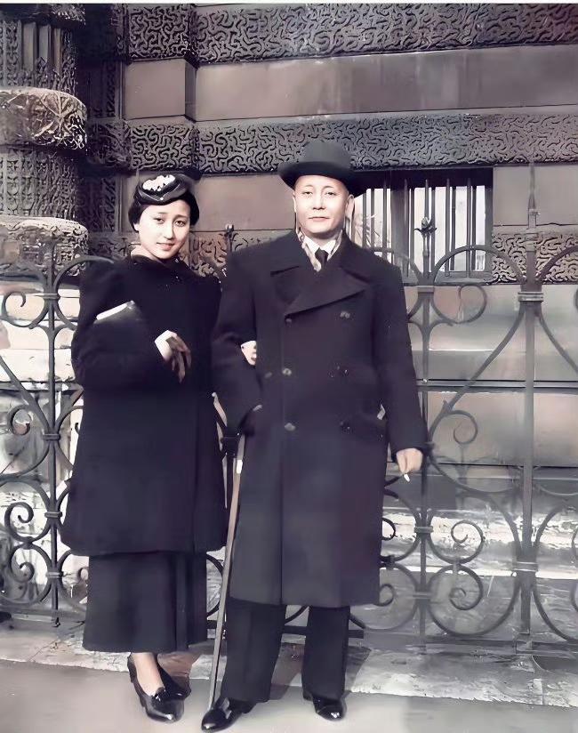 这张照片拍摄于1936年法国巴黎卢浮宫前，时年17岁的蒋英和父亲蒋百里的合影。蒋