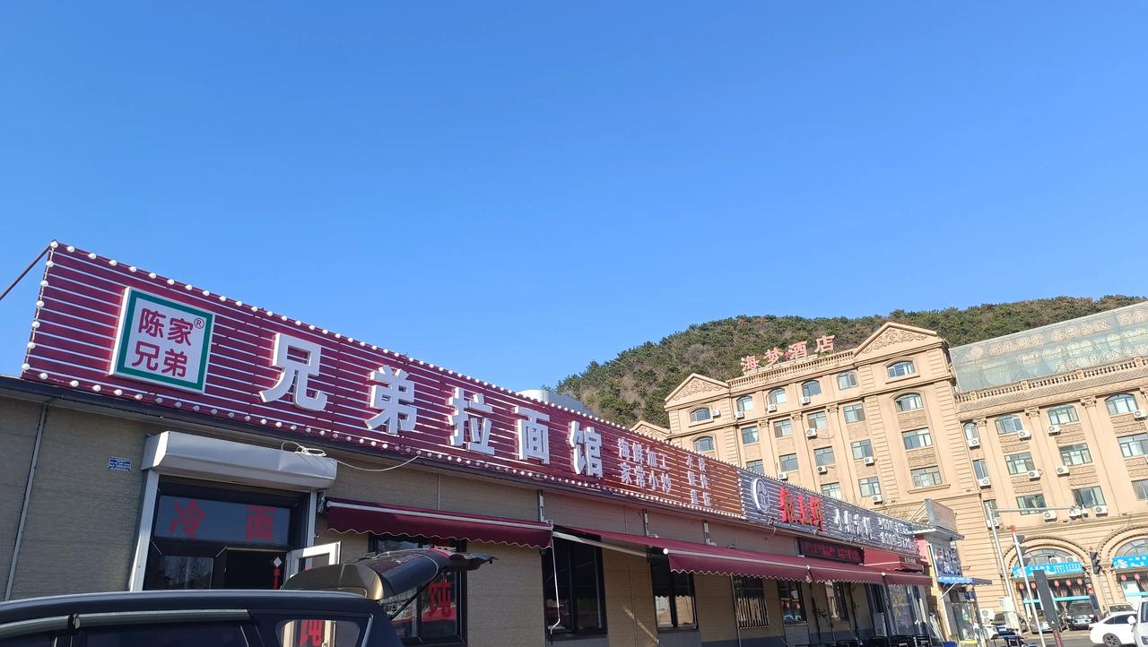 旅游季快到了，这排店铺年年换牌子，是每年都换人吗？非旅游季时，附近饭店不好过，指