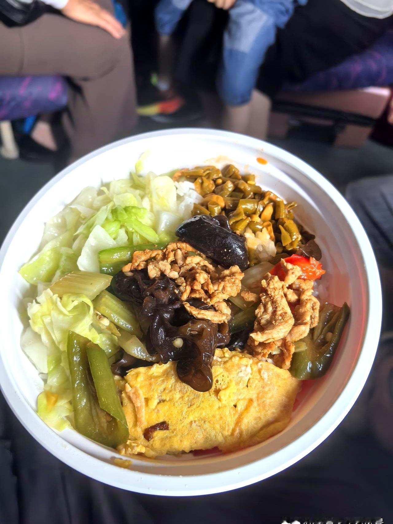 15块钱的火车盒饭竟然有肉有蛋？说实话，这价格要是放在前两年，估计大家想都不敢