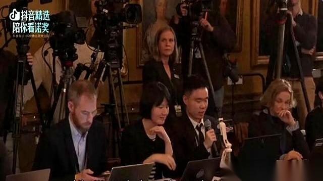 斯德哥尔摩的诺贝尔物理学奖公布会大厅里，长枪短炮架成了一堵密不透风的墙。这是一