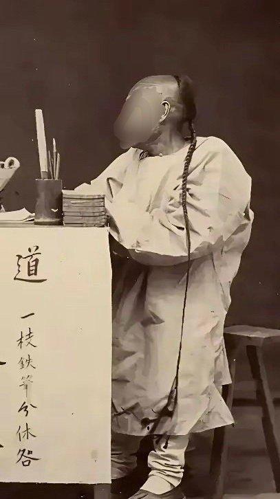 其实以前清朝的辫子是这样，电视剧里都给美化了​​​