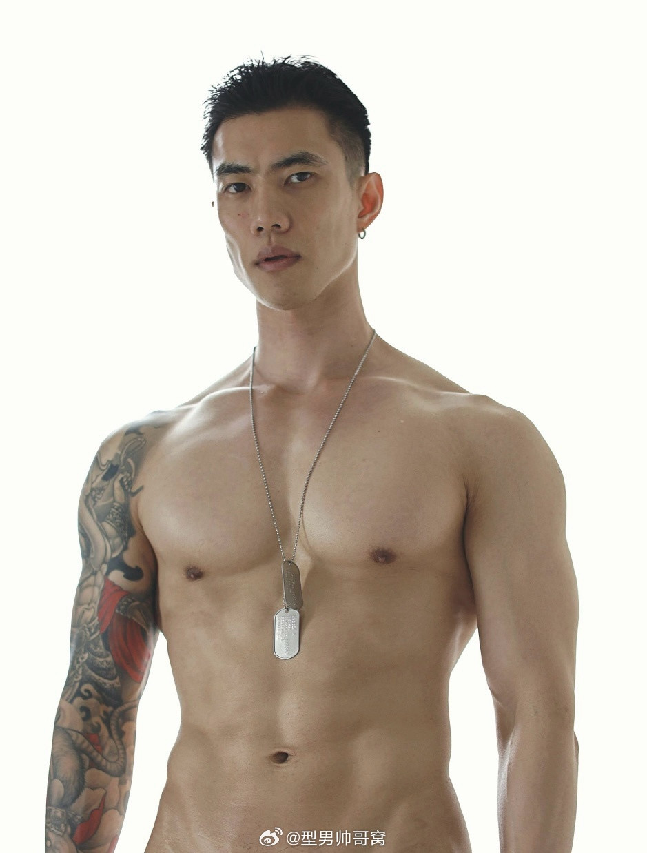 型男帅哥窝花臂型男，胸肌饱满，巧克力腹肌超棒……[点赞]