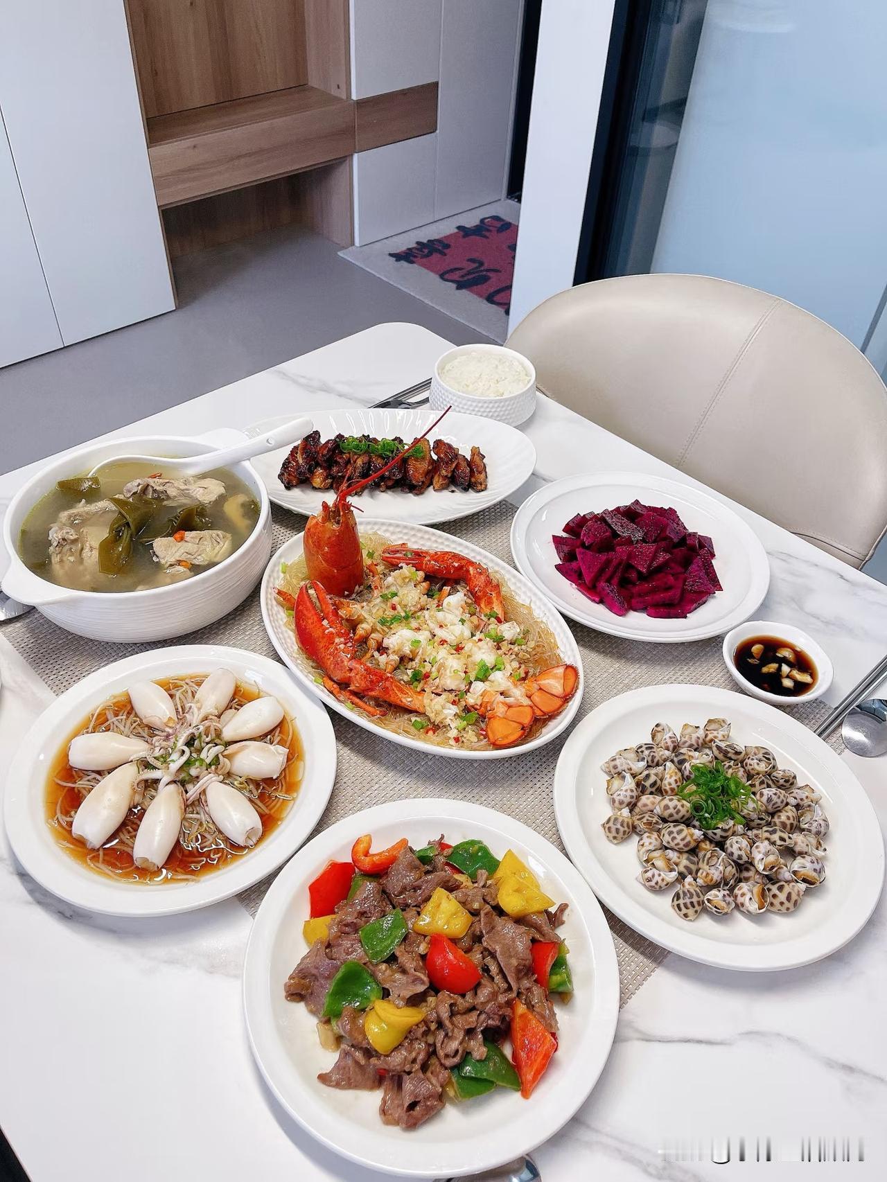 好久没吃过这么丰盛的海鲜晚餐了，今晚有口福了[爱心]