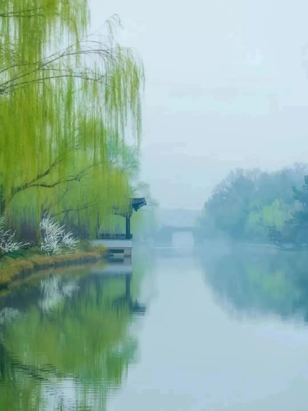 上联：风语河畔柳，下联：雨吟墙外花，下联：雪映江心月。