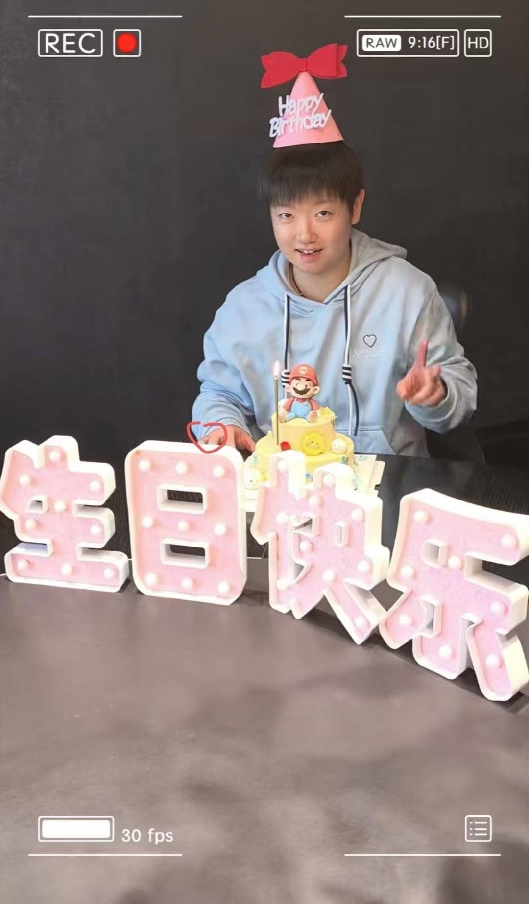 孙颖莎的“戒指”终于被扒出来在哪了！刚开始拍照的时候有一张照片上还戴着戒指，