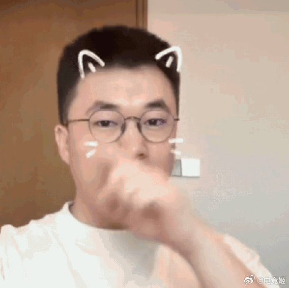 其实WBG把把让一个中单都能和这么多队伍打满甚至有赢面，说明这个队伍其实还是底子