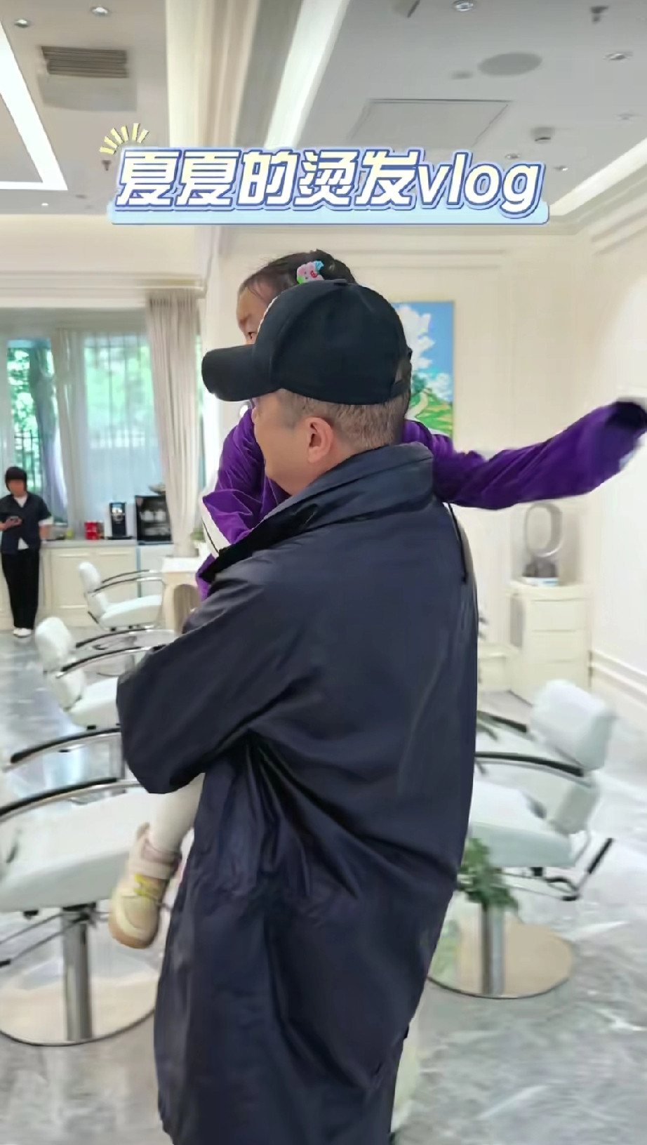 李亚鹏与海哈金喜离婚6个月后首度合体现身。娱乐圈离婚的夫妻很多，被网友强烈呼吁