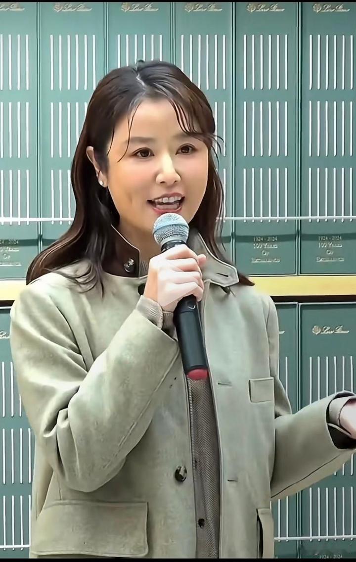 50岁林心如增肥后美得更高级，穿西装➕阔腿裤好高级，差点认不出​