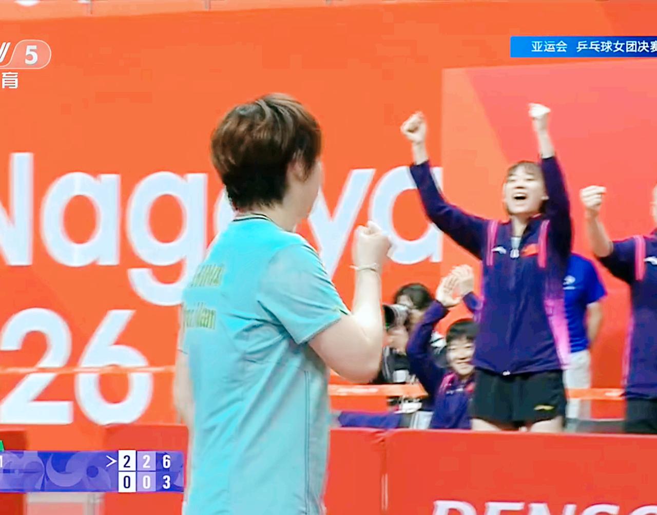 霸气！蒯曼3:0拿下伊藤美诚之前，莎莎已经准备她的小书包了，哈哈！这样，国乒女