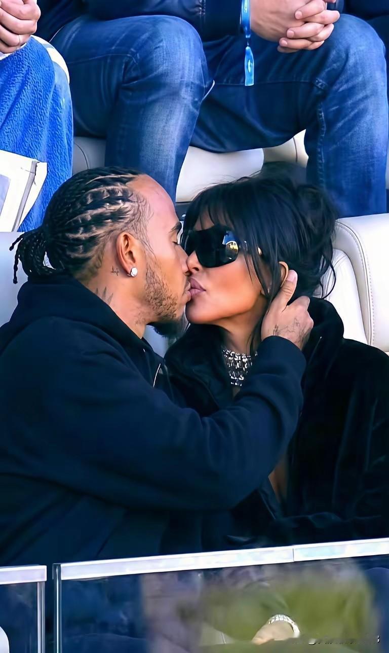 汉密尔顿和卡戴珊认识超过10年，各自经历了离婚和单身。现在，一个身家数亿的名媛，