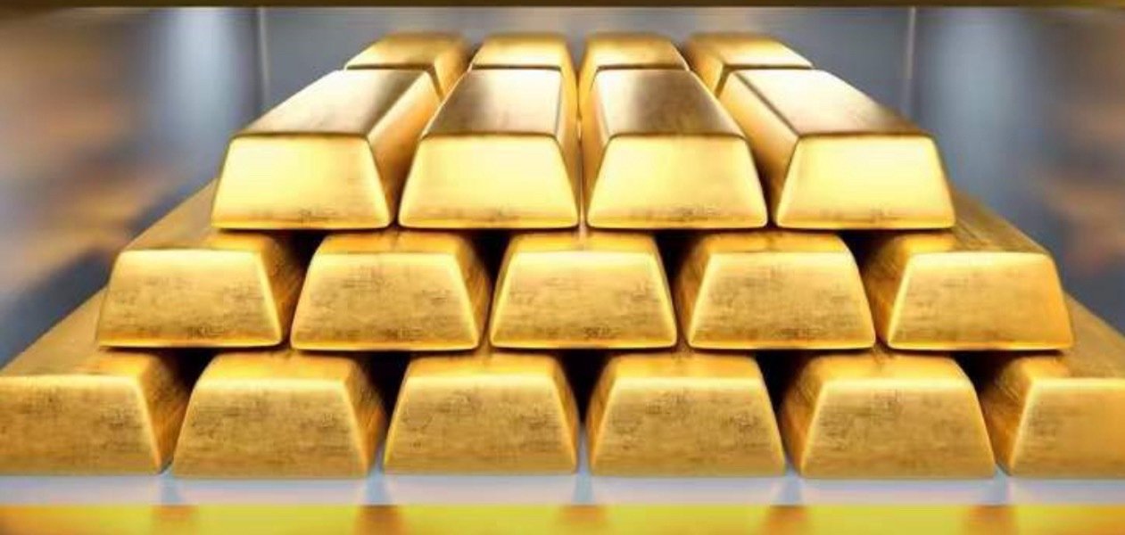#水贝金镯子卖断货了#但要是单纯冲着"金价跌了赶紧囤"去抢，我得提醒一句：金饰挂牌价含工费溢价，跟投