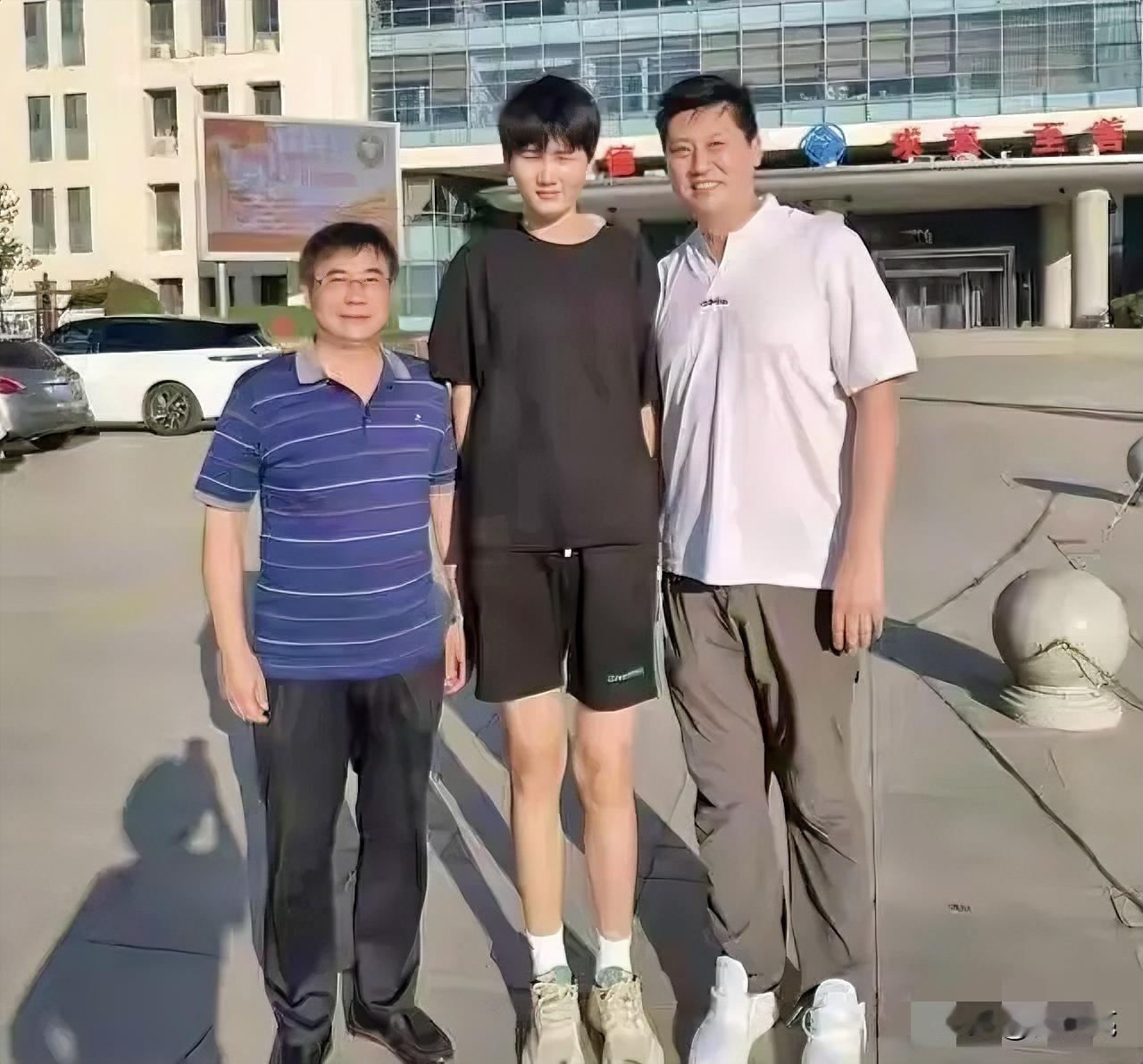 继韩旭、李月汝和张子宇后中国女篮又一天才中锋横空出世，他就是柏荷雨欣！柏荷雨