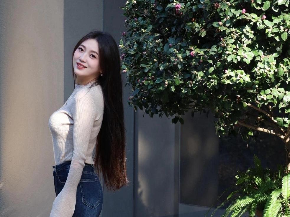 日光里的松弛日光斜斜切过灰调的墙把影子揉成细碎的纹路她站在城市的一隅