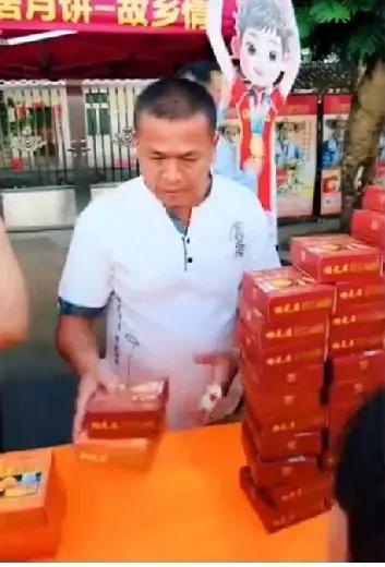 中秋前夕，全红婵家可太热闹了！全红婵爸爸和爷爷连续两年在这时候给村里村民和游客派
