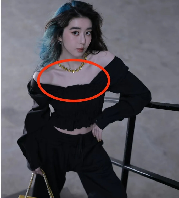 特意去查了下李凯馨这才发现事情没那么简单因她个人缘故，剧组要承担近2000