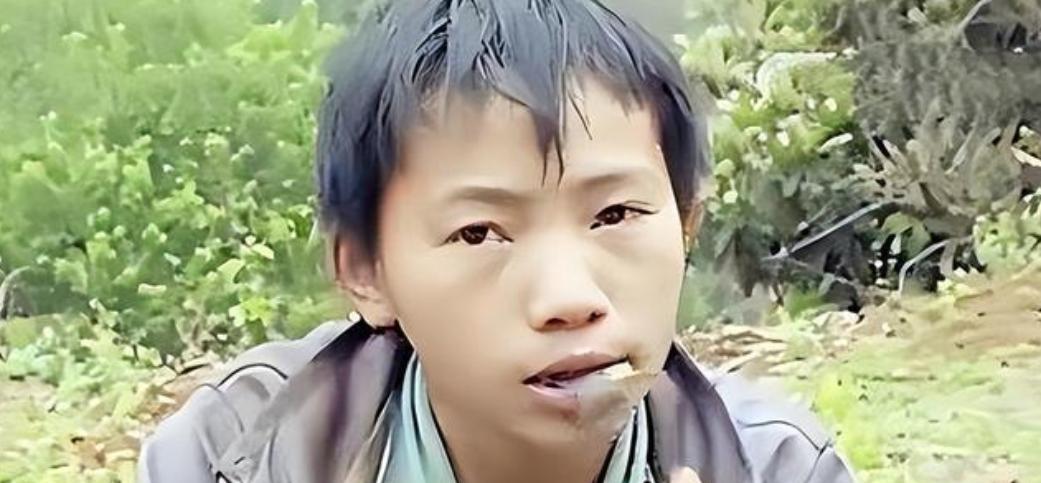 2006年，广西6岁男孩父亲意外去世，母亲抛弃他带着弟弟离开，为了生存，他挖野菜