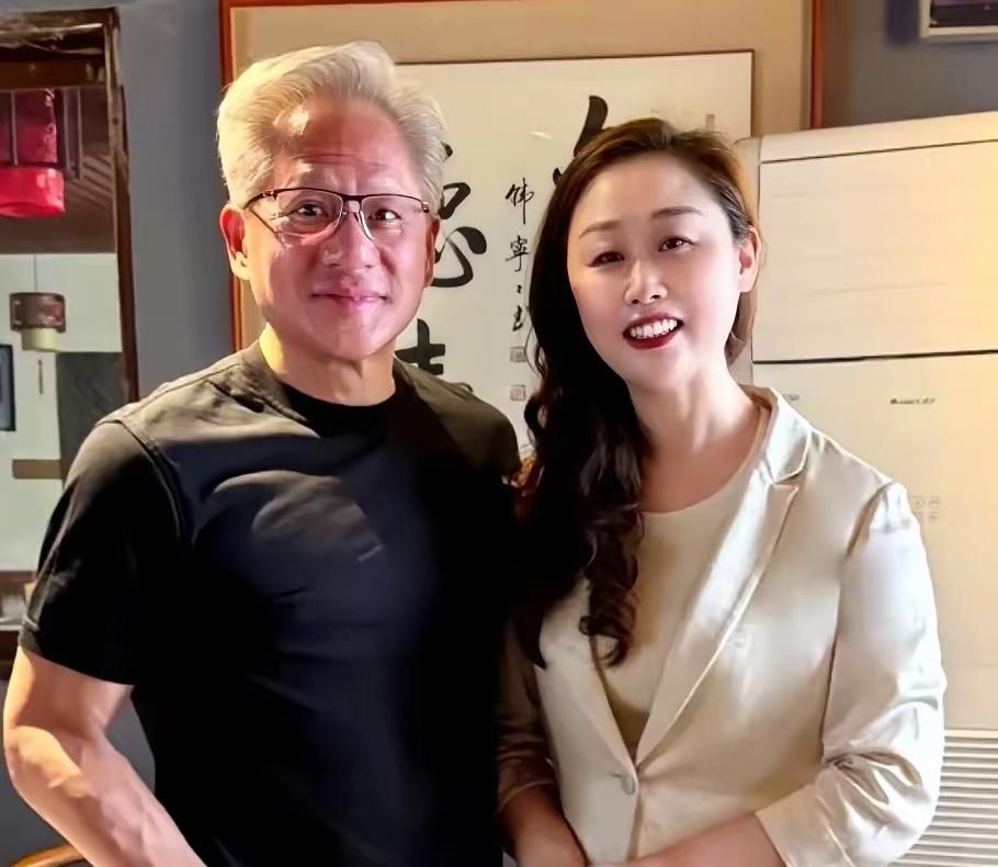 朋友一个电话：“黄仁勋在你楼下！”她没犹豫，拔腿就冲，穿过人墙，直接站到老黄面前