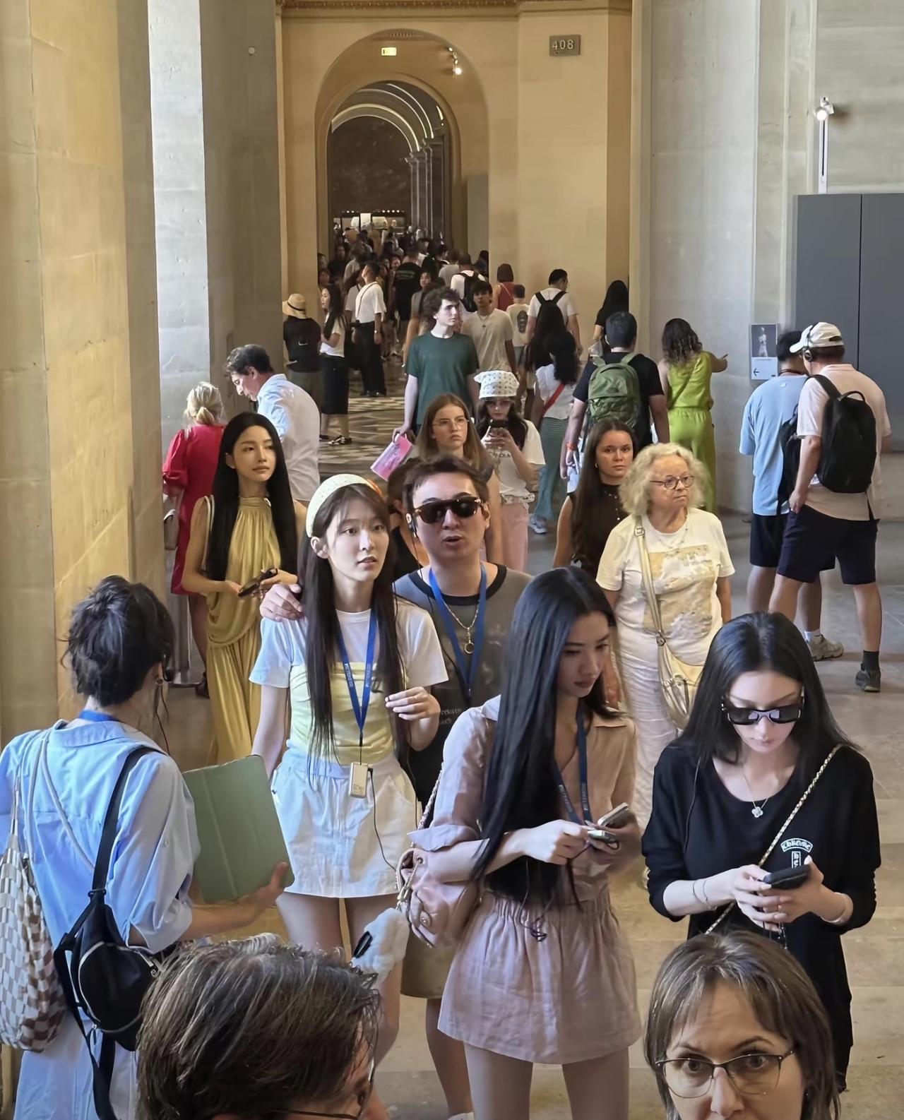 王思聪带五位美女逛巴黎卢浮宫，女孩们都太漂亮了，生图个顶个好看都像明星，他的生活