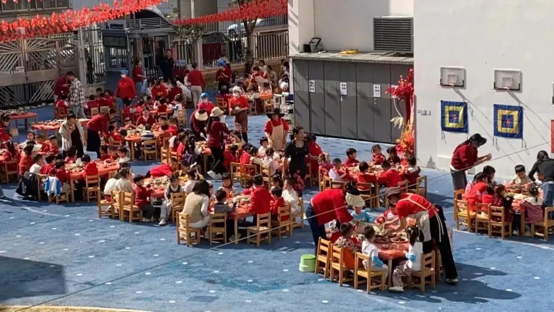广东一老师在幼儿园内办婚礼，全园孩子都来迎亲吃席来源：广州日报当我们看着这些