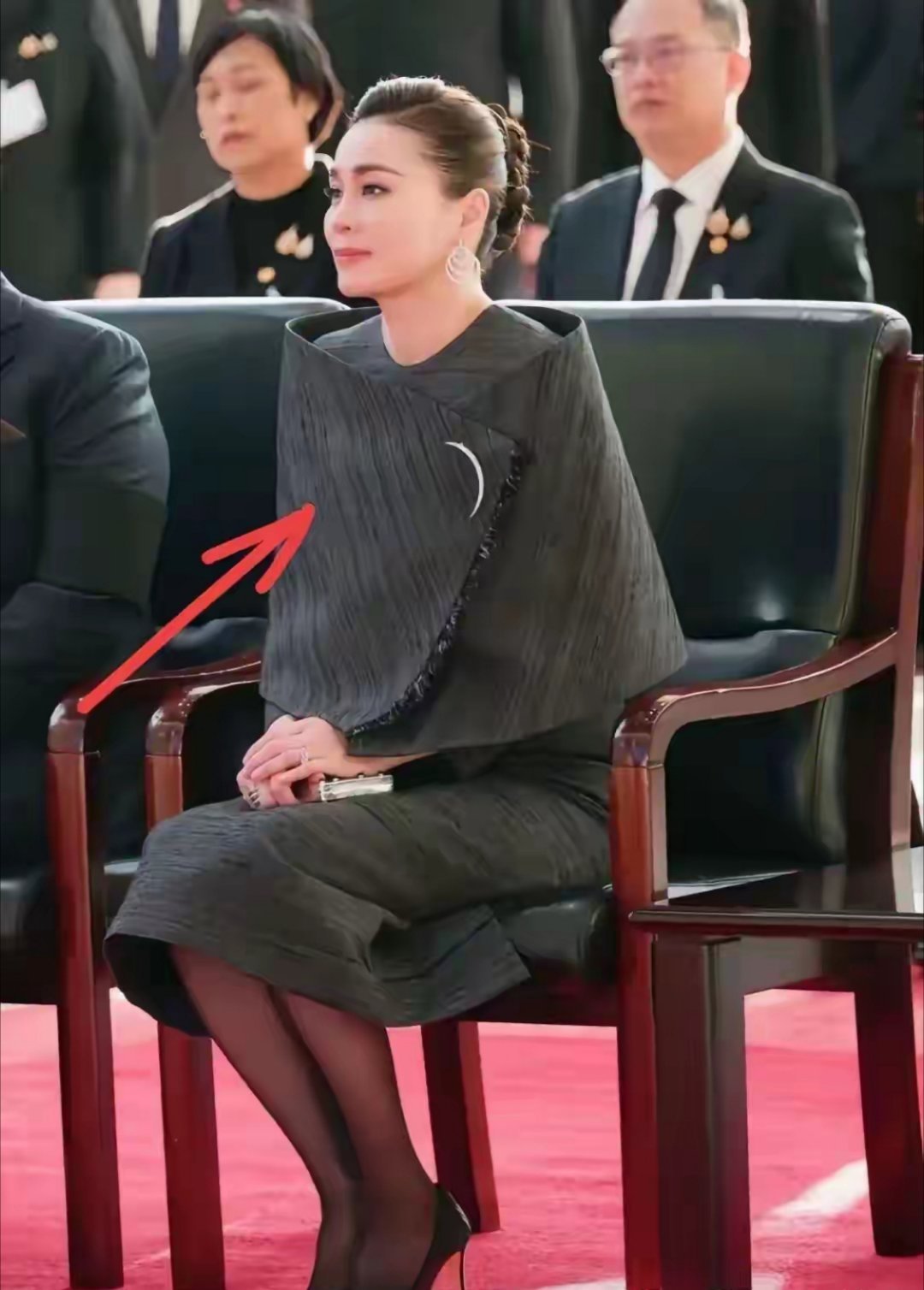 这样的衣服，还叫衣服吗？除了吸引眼球，不知道还有什么意义。