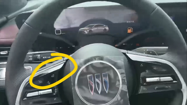 26款君越白金版增配座椅按摩26款的君越白金版不仅把红白内饰改成了纯红，还补回