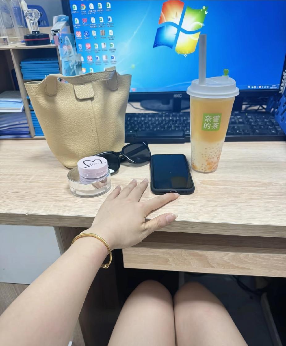 女人和男人谁更绝情？男女一旦成为情侣关系女人想忘掉一个男人只需要躺在另一