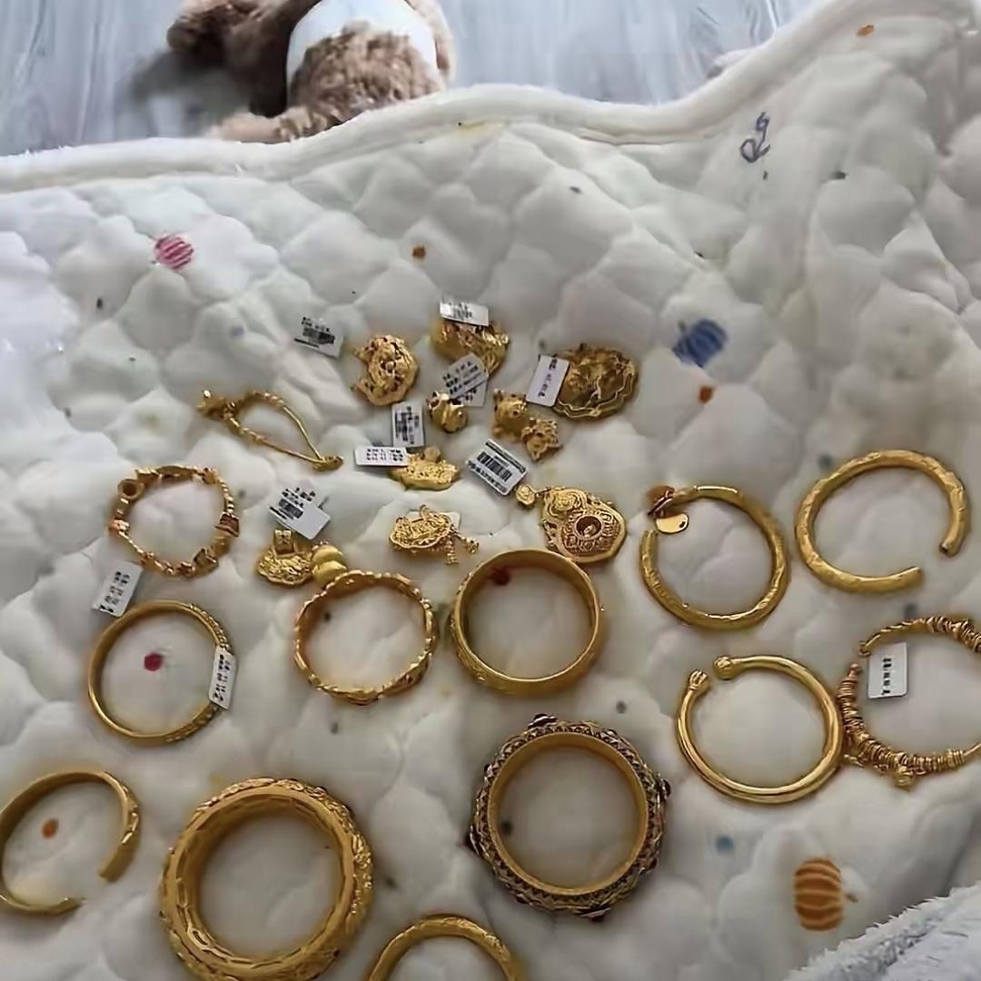 六年前我老婆花了一百二十多万买了二千八百多克黄金，当时金价每克四百多。现在金价涨