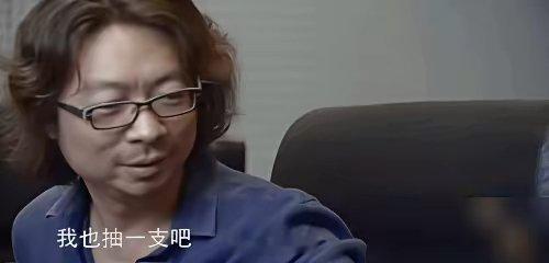 向冯小刚要根烟，许知远暴露的不是没规矩，是他的底牌。你看那个场面。一个北大精英，