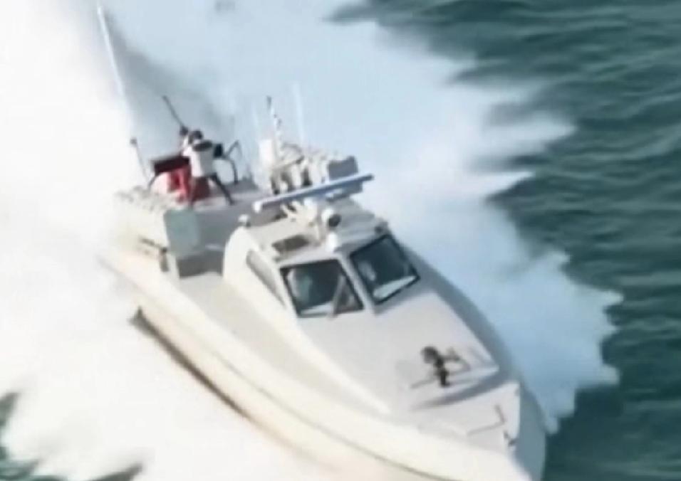 伊朗的快艇接近美国的油轮，这件事若是发生在当时的委内瑞拉，可能早就被美军击沉了。