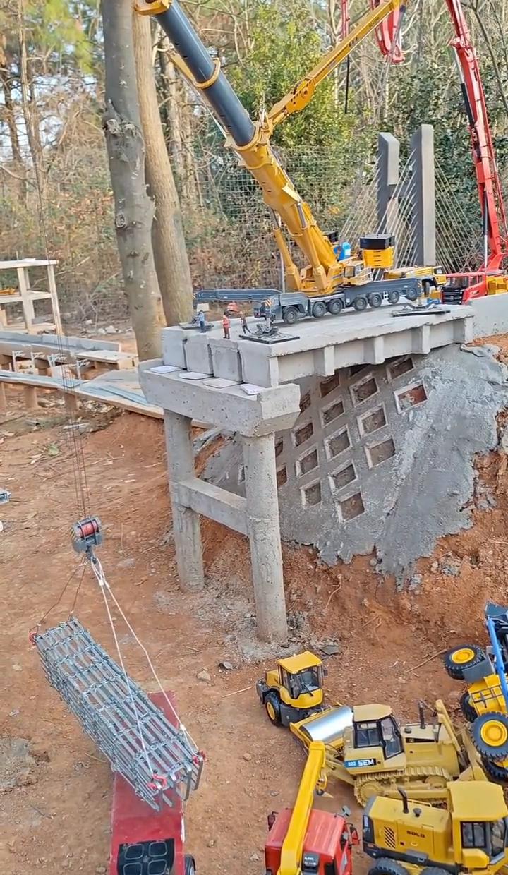 100吨钢筋正扎入地下38米，这不是在建楼，是在“缝合”城市断裂的动脉。你路过