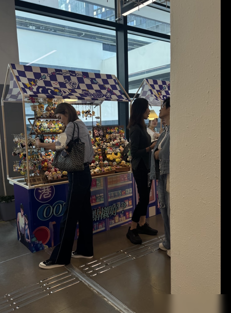 52岁蔡少芬瘦到脱相，胳膊比路人的手腕还细，一头红发挂在身上，像副行走的骨架。不是生病，不是婚姻出问