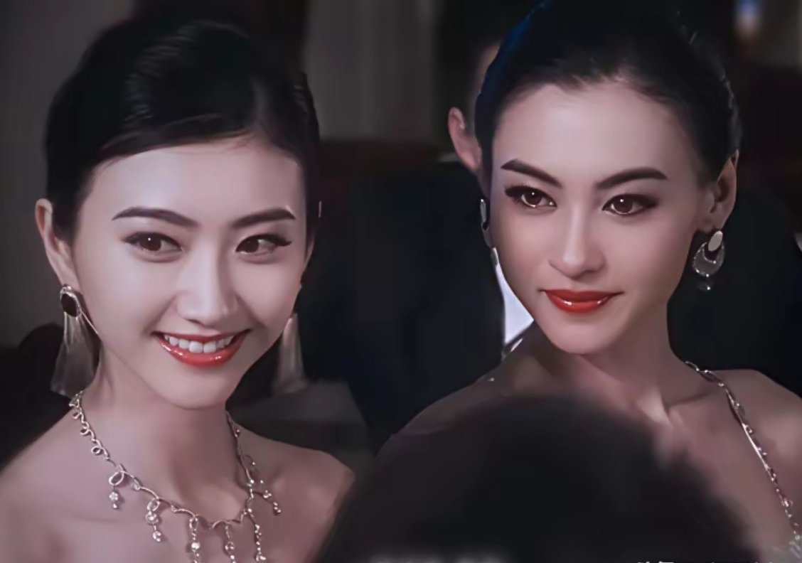 张柏芝是公认的长得美，景甜在她身边居然毫不逊色，两个人美得各有千秋