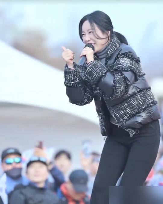 37岁韩国歌手被传怀孕，她怒晒八爪鱼，但她真正想回击的不是谣言...洪真英