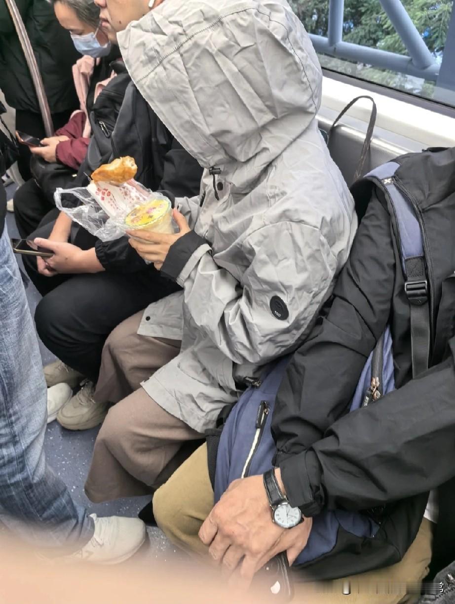 深圳地铁印度化了吗，真的要罚款才行!今早深圳地铁车厢又现糟心一幕：穿连帽衫