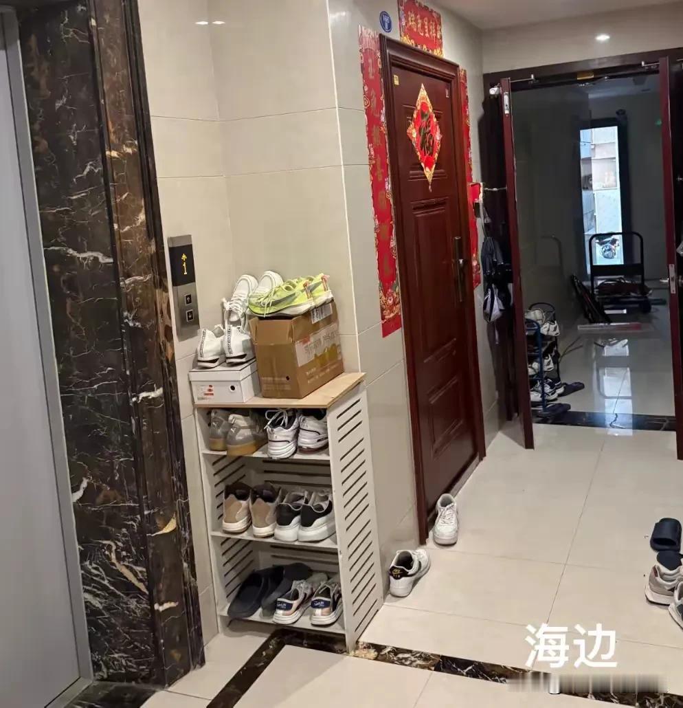 和这样的邻居生活在一个楼层上，能把你气得吐血。这是一梯两户的邻居，他家竟然在楼梯