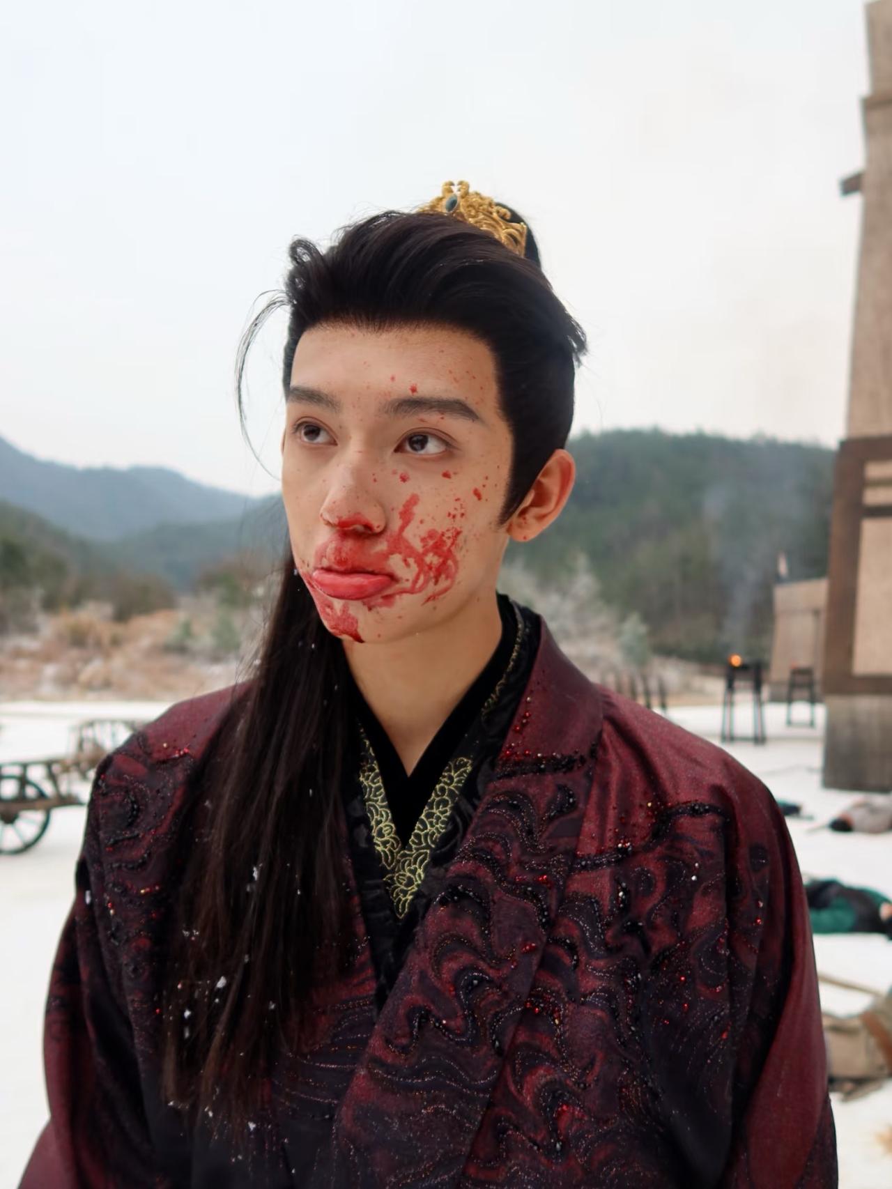 随元青武力值不如谢征和长玉，抗揍值比谢征强。生命力非常的顽强，也挺坏，后面把