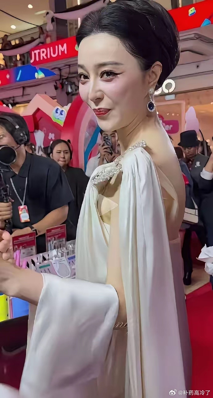 第一眼差点没认出来。果然是美人