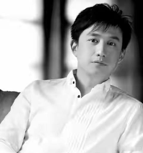 1.黄磊时不时就让儿子出现在公众视野，买营销宣传是避免别人骂他一家重男轻女。2.