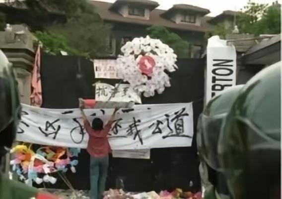 现在的新加坡，怕是真的坐不住了！为什么？因为中国人正在一步步砸掉他们端了几十年的