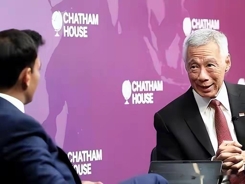 李显龙在伦敦撂下一句话，说印度迟早超中国，就因为印度人年轻。这话听着像经济预测，