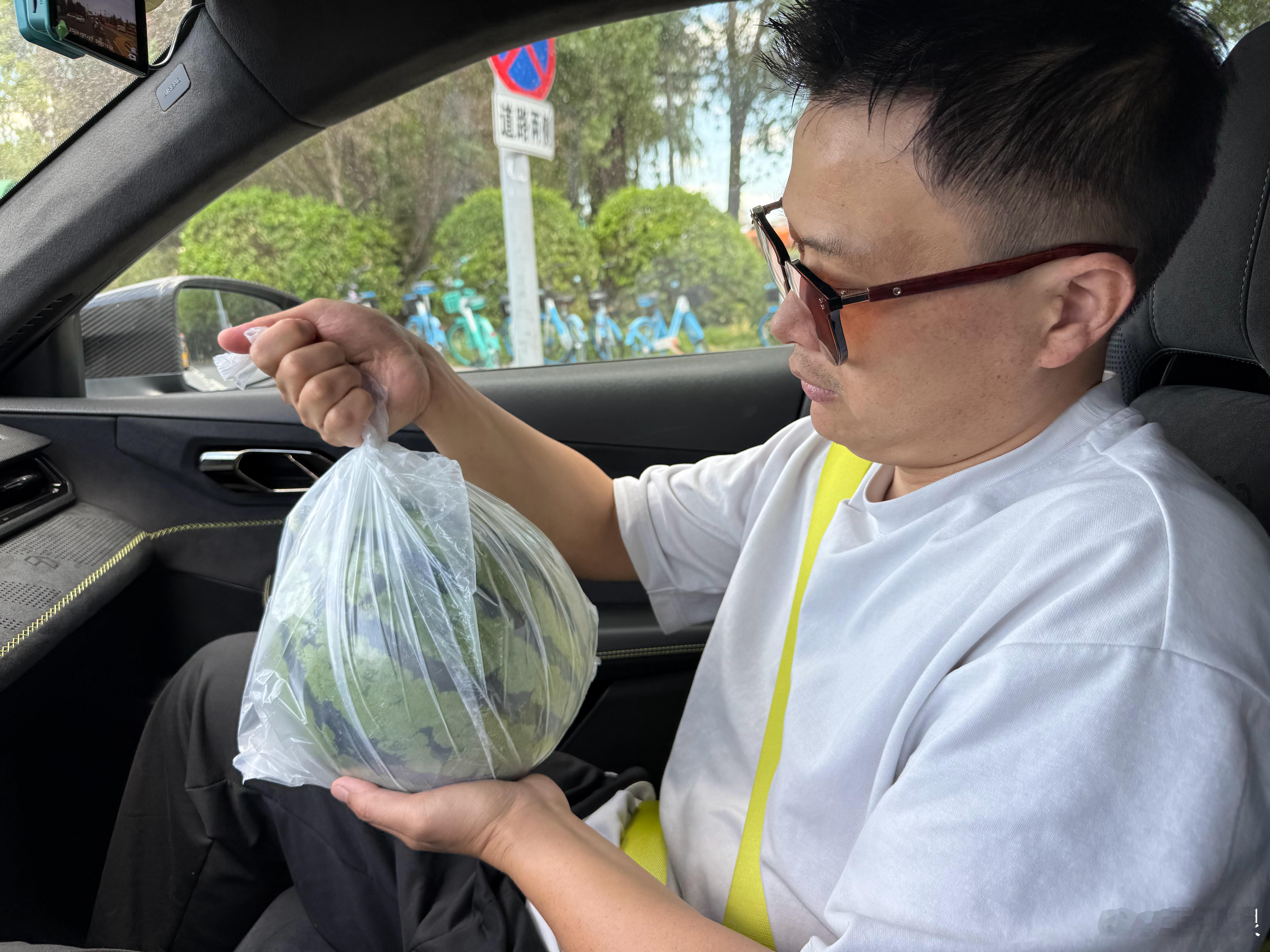 孙总路边买了一个西瓜，刚准备砍价，刚说：“能不能…”发现瓜贩只有一条胳膊。于是他