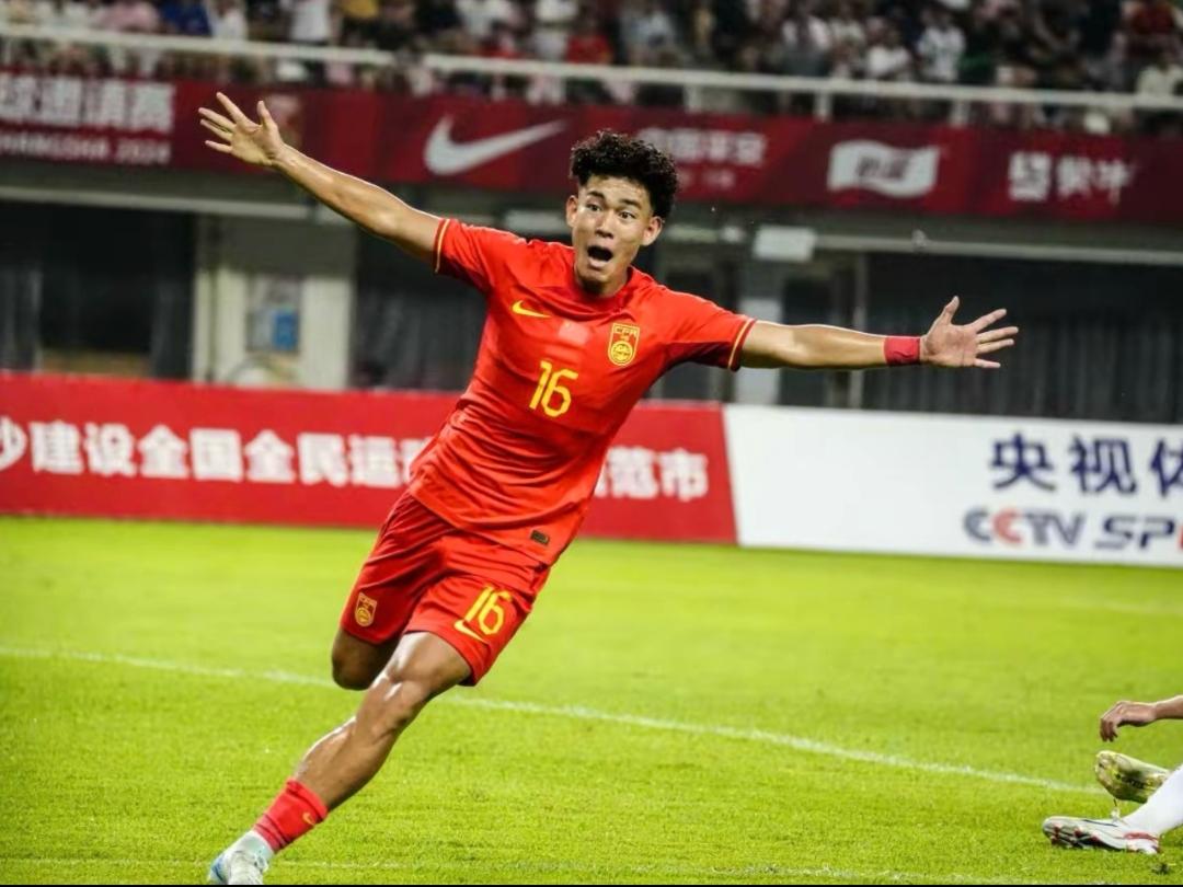 伤仲永！22岁的昔日国足希望之星，沦落到苏超这样的业余联赛了！据知名足球博主“