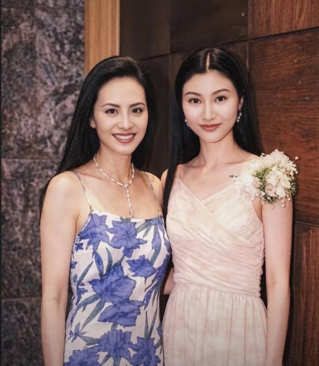 没想到李嘉欣也有被艳压的时候，这是香港第一美女李嘉欣和台湾第一美女田丽的珍贵合影