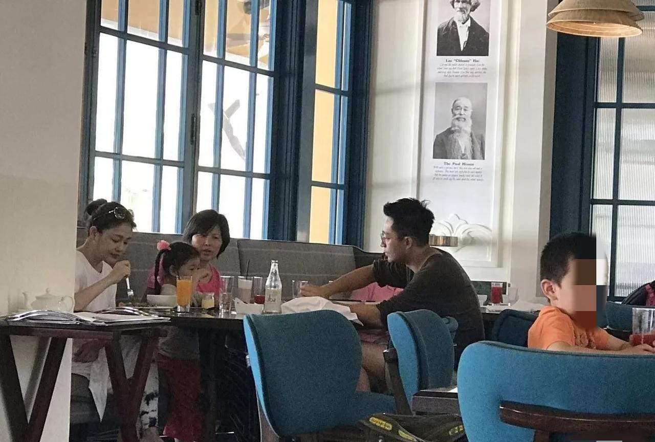 汪小菲做的一件事让路人很诧异。昨天，他们一家在高档餐厅吃饭，同桌的除了老婆孩子，