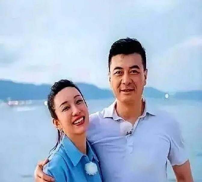 那天在节目里，陈建斌突然嘴碎，拿秦海璐老公的长相开起了玩笑，全场一下子安静了，都在等着看秦海璐怎么下