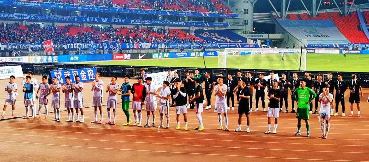 说阿洛伊西只会一套主力干到底，这眼可能是眯着的。上一场在武汉，李扬首发顶替韩